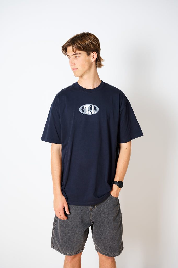 Oli x Rusty Badge T - Navy